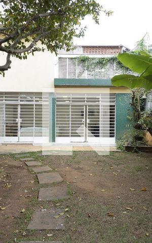 Casa à venda com 412m², 3 quartos e 4 vagas Casa à venda com 412m², 3 quartos e 4 vagasQuintal