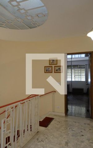 Casa à venda com 412m², 3 quartos e 4 vagas Casa à venda com 412m², 3 quartos e 4 vagasCorredor