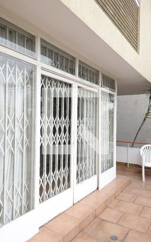 Casa à venda com 412m², 3 quartos e 4 vagas Casa à venda com 412m², 3 quartos e 4 vagasVaranda