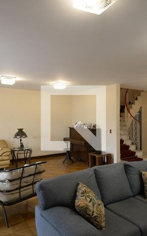 Casa à venda com 412m², 3 quartos e 4 vagas Casa à venda com 412m², 3 quartos e 4 vagasSala