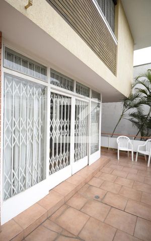 Casa à venda com 412m², 3 quartos e 4 vagas Casa à venda com 412m², 3 quartos e 4 vagasVaranda
