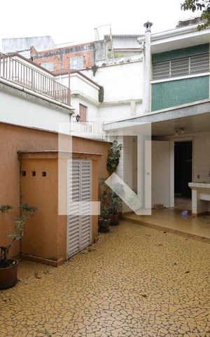 Casa à venda com 412m², 3 quartos e 4 vagas Casa à venda com 412m², 3 quartos e 4 vagasQuintal