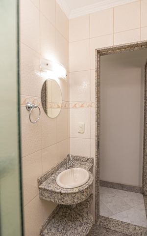 Casa à venda com 300m², 4 quartos e 2 vagas Casa à venda com 300m², 4 quartos e 2 vagasBanheiro 1