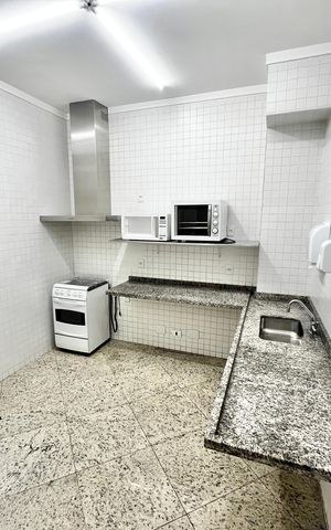 Apartamento à venda com 151m², 4 quartos e 2 vagas Apartamento à venda com 151m², 4 quartos e 2 vagasÁrea comum - Salão de festas Cozinha