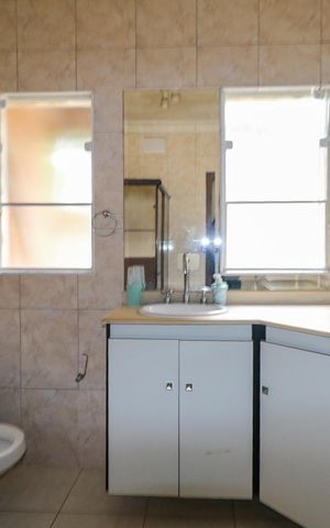 Casa à venda com 700m², 20 quartos e 8 vagas Casa à venda com 700m², 20 quartos e 8 vagasBanheiro