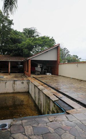 Casa à venda com 700m², 20 quartos e 8 vagas Casa à venda com 700m², 20 quartos e 8 vagasPiscina