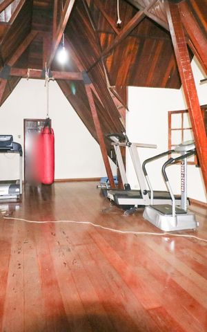 Casa à venda com 700m², 20 quartos e 8 vagas Casa à venda com 700m², 20 quartos e 8 vagasSótão