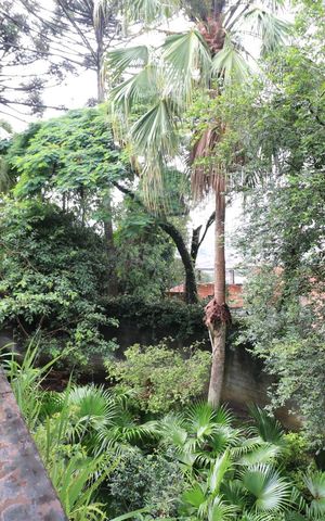 Casa à venda com 700m², 20 quartos e 8 vagas Casa à venda com 700m², 20 quartos e 8 vagasVaranda do Sótão