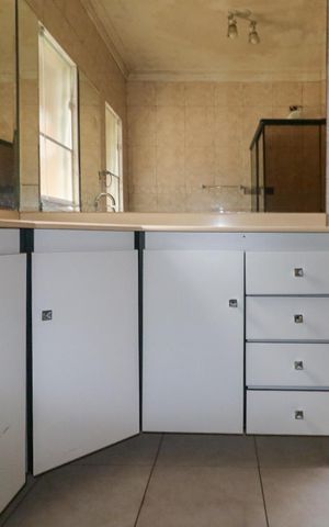 Casa à venda com 700m², 20 quartos e 8 vagas Casa à venda com 700m², 20 quartos e 8 vagasBanheiro