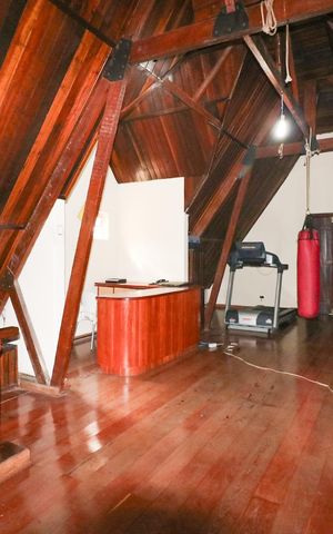 Casa à venda com 700m², 20 quartos e 8 vagas Casa à venda com 700m², 20 quartos e 8 vagasSótão
