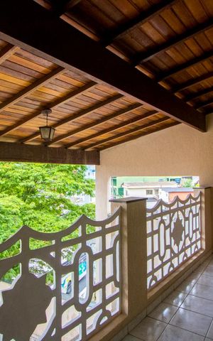 Casa à venda com 350m², 5 quartos e 2 vagasVaranda do quarto 1