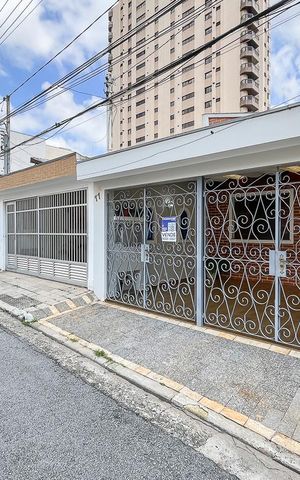 Casa à venda com 129m², 2 quartos e 2 vagasFachada + plaquinha