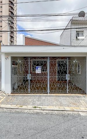 Casa à venda com 129m², 2 quartos e 2 vagasFachada + plaquinha