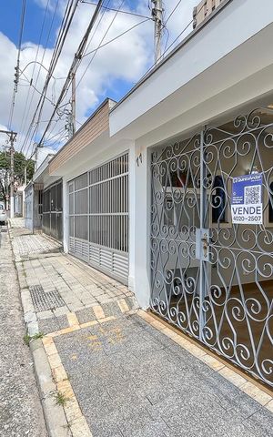 Casa à venda com 129m², 2 quartos e 2 vagasFachada + plaquinha