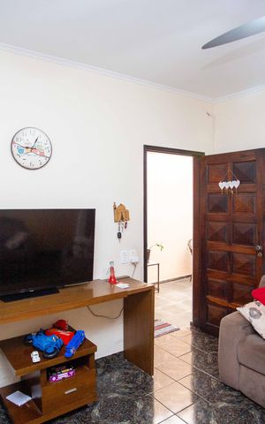 Casa à venda com 245m², 4 quartos e 2 vagasSala de TV