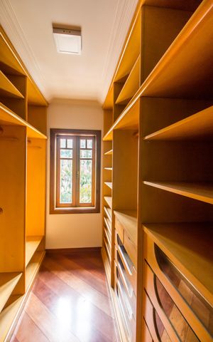 Casa de condomínio à venda com 650m², 6 quartos e 4 vagas Casa de condomínio à venda com 650m², 6 quartos e 4 vagasCloset da suíte