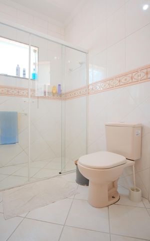 Casa à venda com 280m², 6 quartos e 12 vagasCasa 1 Banheiro da Suíte