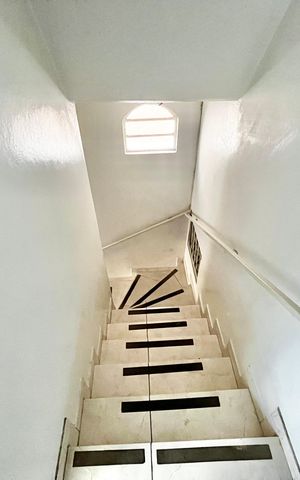 Casa à venda com 200m², 4 quartos e 2 vagasEscada