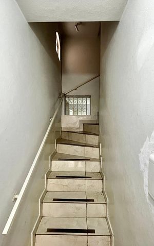 Casa à venda com 200m², 4 quartos e 2 vagasEscada