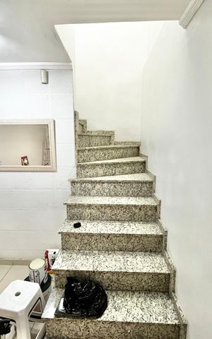 Casa à venda com 200m², 4 quartos e 2 vagasEscada
