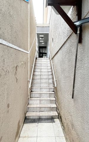 Casa à venda com 200m², 4 quartos e 2 vagasEscada