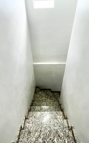Casa à venda com 200m², 4 quartos e 2 vagasEscada
