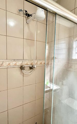 Casa à venda com 200m², 4 quartos e 2 vagasBanheiro