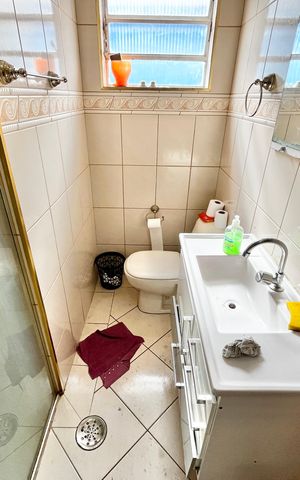 Casa à venda com 200m², 4 quartos e 2 vagasBanheiro