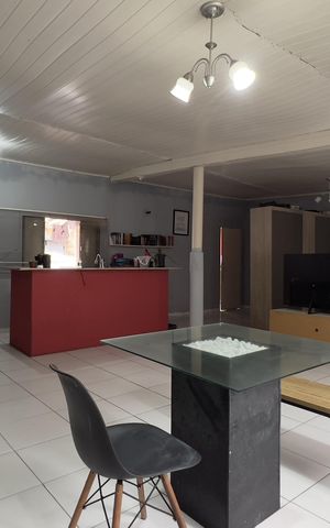 Casa à venda com 250m², 5 quartos e 3 vagas Casa à venda com 250m², 5 quartos e 3 vagasKitnet