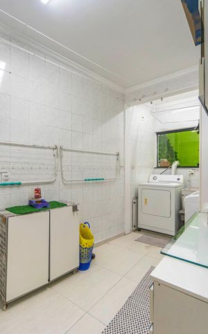 Casa à venda com 204m², 4 quartos e 2 vagas Casa à venda com 204m², 4 quartos e 2 vagasÁrea de serviço