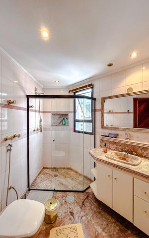 Apartamento à venda com 330m², 4 quartos e 4 vagasBanheiro da Suíte 2