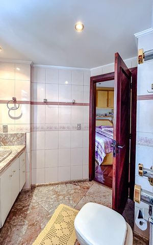 Apartamento à venda com 330m², 4 quartos e 4 vagasBanheiro da Suíte 2