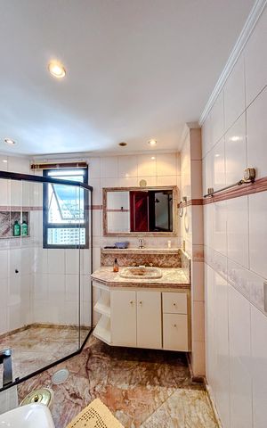 Apartamento à venda com 330m², 4 quartos e 4 vagasBanheiro da Suíte 2