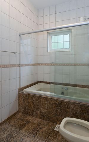 Casa à venda com 200m², 4 quartos e 2 vagas Casa à venda com 200m², 4 quartos e 2 vagasBanheiro da Suíte 1