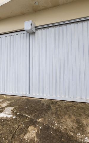 Casa à venda com 200m², 4 quartos e 2 vagas Casa à venda com 200m², 4 quartos e 2 vagasFachada