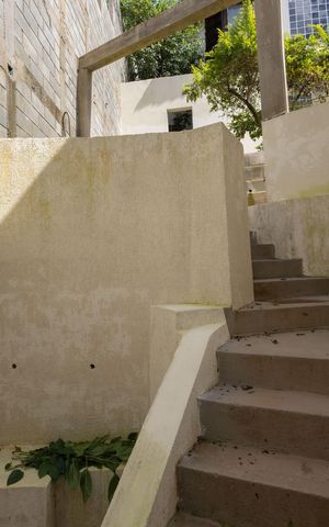 Casa à venda com 200m², 4 quartos e 2 vagas Casa à venda com 200m², 4 quartos e 2 vagasEscada de Entrada