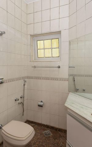 Casa à venda com 200m², 4 quartos e 2 vagas Casa à venda com 200m², 4 quartos e 2 vagasBanheiro 1