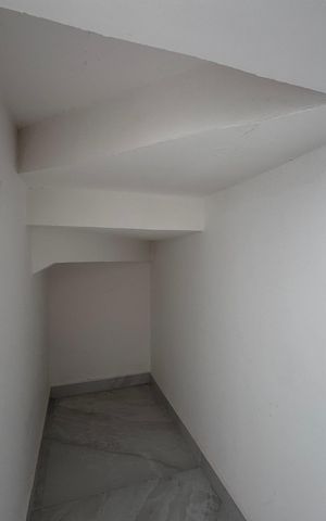 Apartamento à venda com 240m², 3 quartos e 2 vagas Apartamento à venda com 240m², 3 quartos e 2 vagasSala - Sob escada