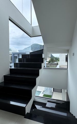 Apartamento à venda com 240m², 3 quartos e 2 vagas Apartamento à venda com 240m², 3 quartos e 2 vagasEscada