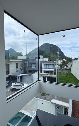 Apartamento à venda com 240m², 3 quartos e 2 vagas Apartamento à venda com 240m², 3 quartos e 2 vagasEscada