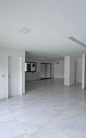 Apartamento à venda com 240m², 3 quartos e 2 vagas Apartamento à venda com 240m², 3 quartos e 2 vagasSala