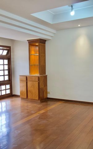 Casa à venda com 371m², 3 quartos e 3 vagas Casa à venda com 371m², 3 quartos e 3 vagasSala