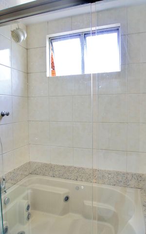 Casa à venda com 371m², 3 quartos e 3 vagas Casa à venda com 371m², 3 quartos e 3 vagasSuíte - Banheiro