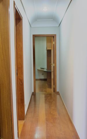 Casa à venda com 371m², 3 quartos e 3 vagas Casa à venda com 371m², 3 quartos e 3 vagasCorredor