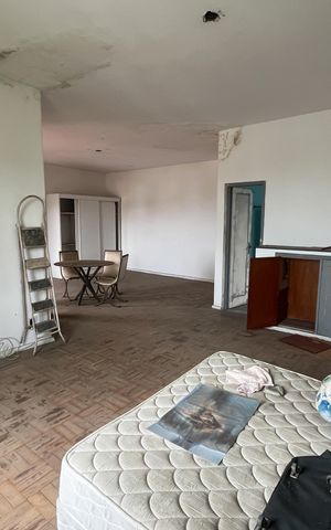 Casa à venda com 700m², 5 quartos e 4 vagas Casa à venda com 700m², 5 quartos e 4 vagasQuarto 5