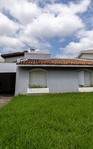 Casa de condomínio para alugar com 330m², 4 quartos e 4 vagas Casa de condomínio para alugar com 330m², 4 quartos e 4 vagasFachada
