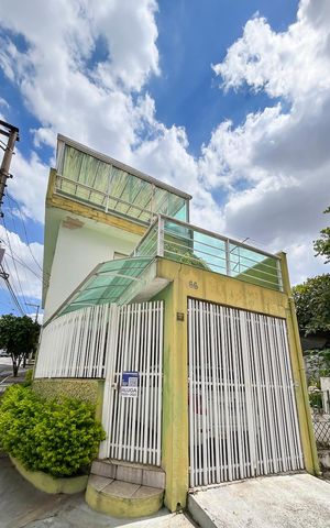 Casa para alugar com 200m², 2 quartos e 1 vagaFachada + plaquinha 