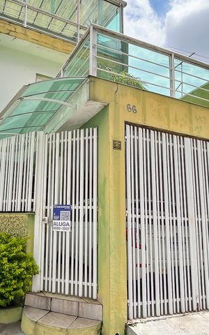Casa para alugar com 200m², 2 quartos e 1 vagaFachada + plaquinha 