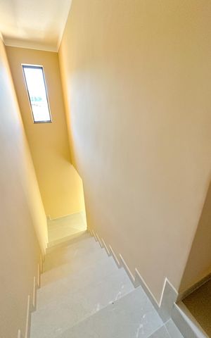 Casa para alugar com 102m², 2 quartos e 2 vagasEscada