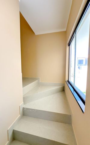 Casa para alugar com 102m², 2 quartos e 2 vagasEscada